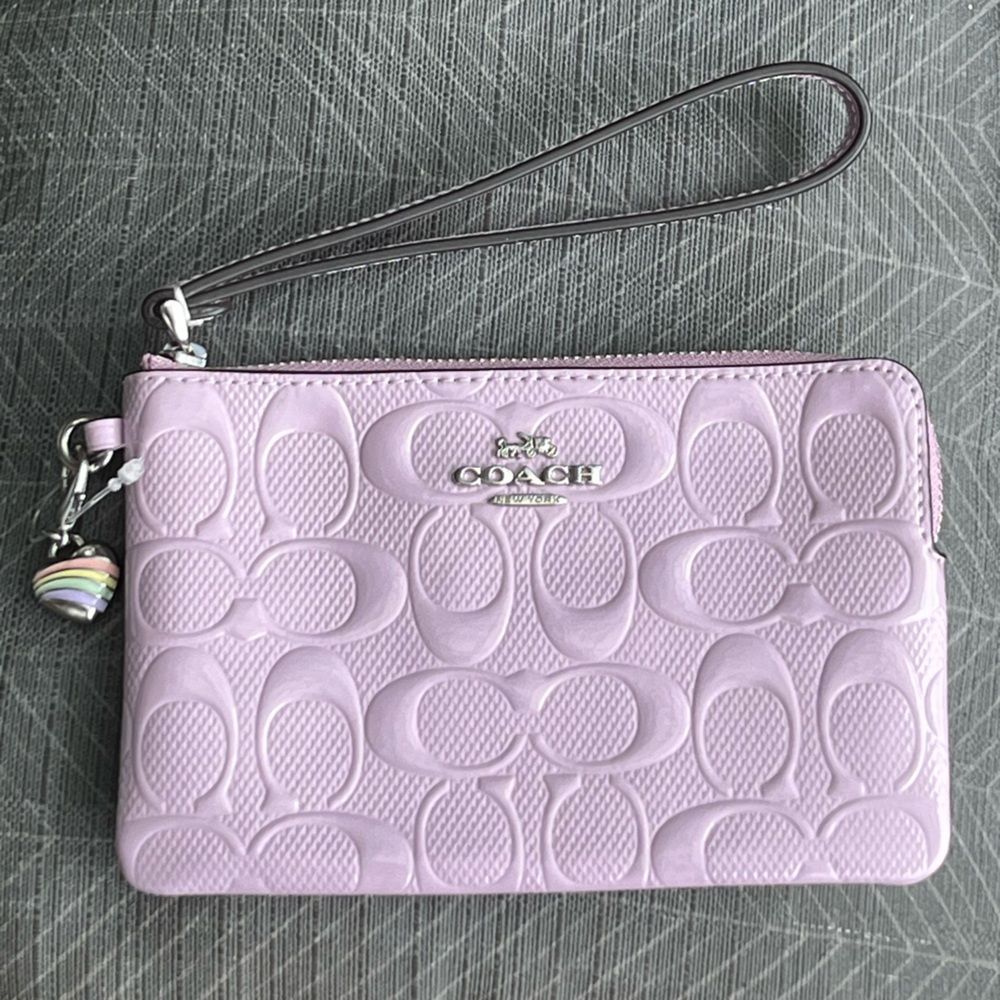 NWT Coach Patten Leather Pink Signature Corner zip Wristlet with Heart Charm